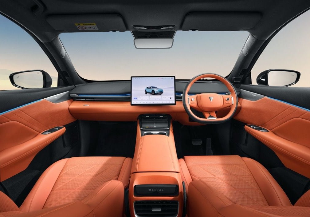 Deepal S05 interior in Orange